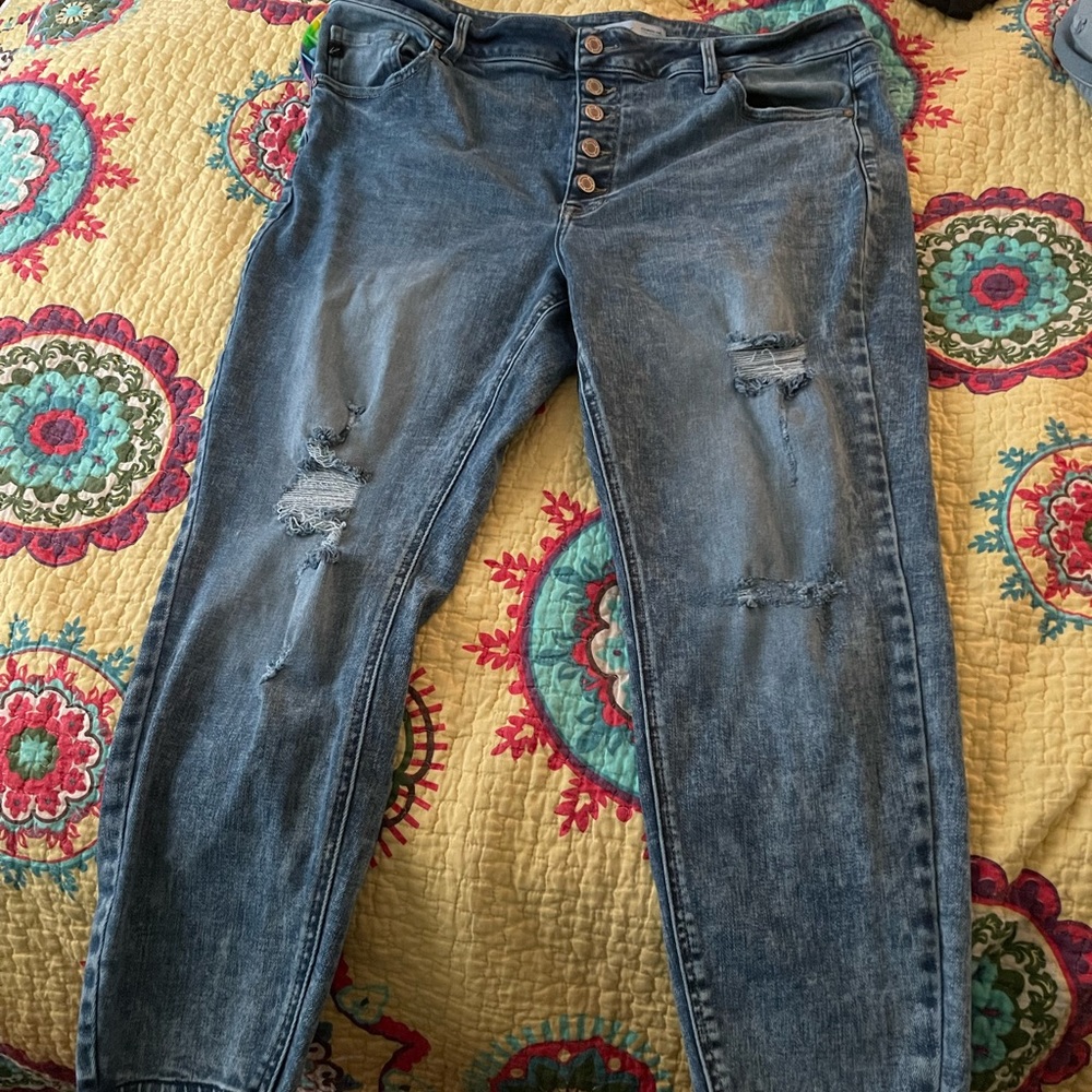 KanCan Button Fly Distressed Ankle Jeans